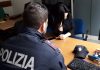 Presa a ceffoni dal marito, si chiude in bagno e chiama la Polizia