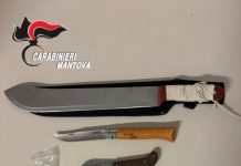 Gira in auto con machete, coltelli, pistola e droga, denunciato un 24enne