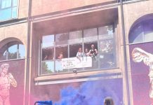 Festa prima degli esami: fumogeni come allo stadio all’uscita da scuola