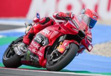 Marc Marquez vince anche la sprint di Assen, Bezzecchi sul podio