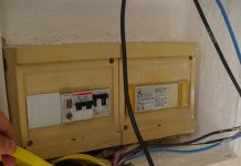 Danni a vetrine e centraline: Belfiore nel mirino dei vandali