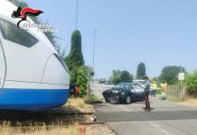 Auto incastrata nel passaggio a livello colpita dal treno: la conducente si è messa in salvo