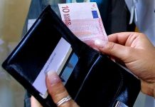 Ruba il portafoglio di una donna in centro a Mantova, denunciata 20enne