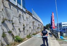 Tre lastre antirumore della tangenziale Nord crollano sulla strada. Sfiorato un autocarro