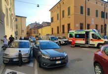 Sbanda con l’auto ne colpisce una in sosta e si ribalta: 42enne ferita in via Pomponazzo