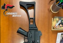 Colpito da una pallonata, minaccia i ragazzini con un fucile