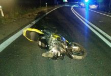 La moto vola fuori strada: grave giovane carabiniere