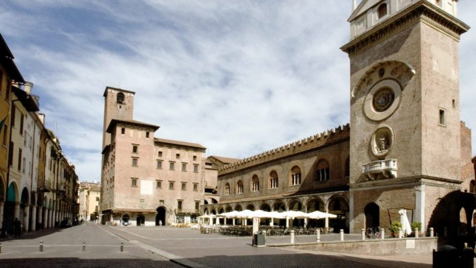 PALAZZO-DELLA-RAGIONE-E-TORRE-DELL-OROLOGIO_2173592