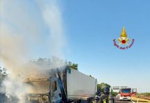 Cabina di un camion in fiamme, due chilometri di coda in direzione sud