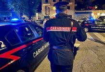 Fanno a botte e sfondano la vetrata di un bar: ferito un 35enne sudamericano