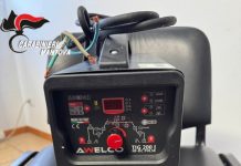 Perquisiscono la casa e trovano una serie di oggetti rubati