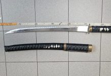 In casa aveva katane e proiettili: 42enne denunciato per detenzione abusiva di armi