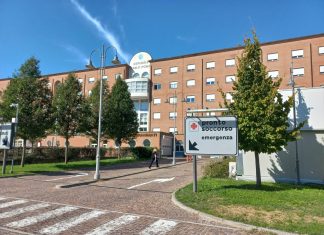 Paura in ospedale: minaccia madre e figlio con le forbici