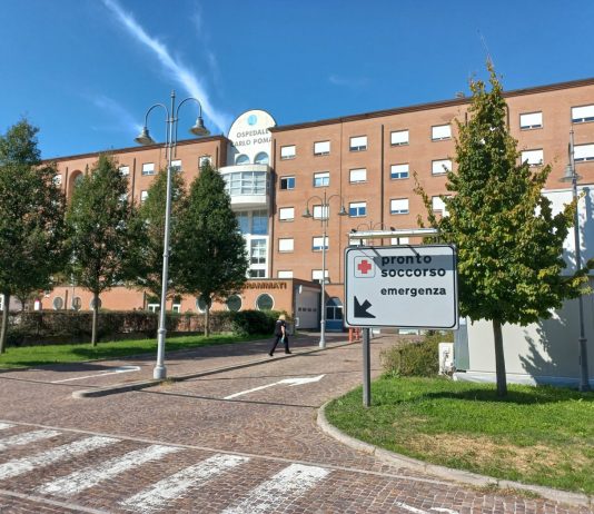 Paura in ospedale: minaccia madre e figlio con le forbici
