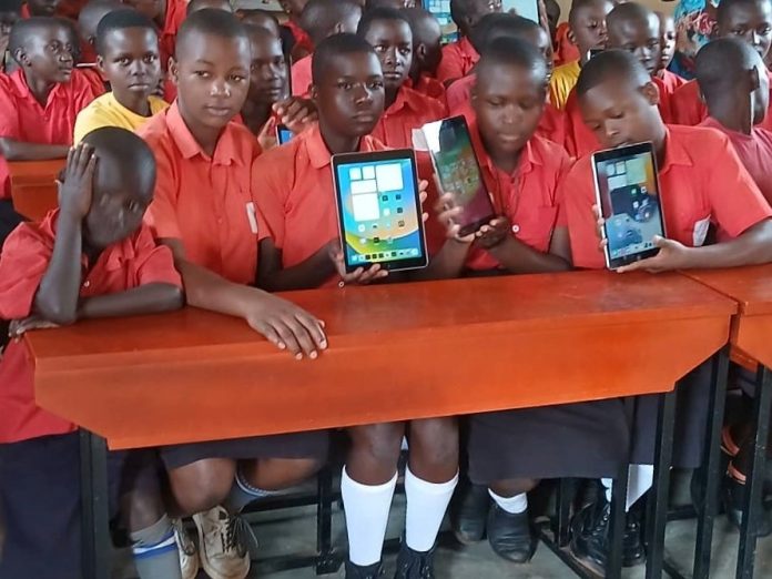 tablet uganda_3671393