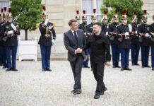 Macron con Zelensky “Europei pronti a fornire garanzie di sicurezza”