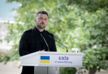 Zelensky “Putin trasforma diplomazia in farsa, sanzioni subito”