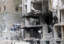 Ucraina, attacco russo nella notte, almeno quattro morti. Allarme in Polonia