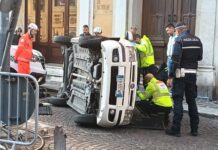 Furgoncino si ribalta in via Calvi