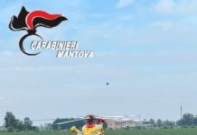 Si lancia dall’auto in corsa guidata dal padre: grave una 19enne