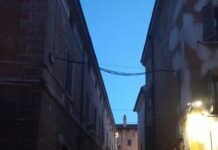 Lite notturna in pieno centro: tunisino ferito da una coltellata. Caccia a un suo connazionale