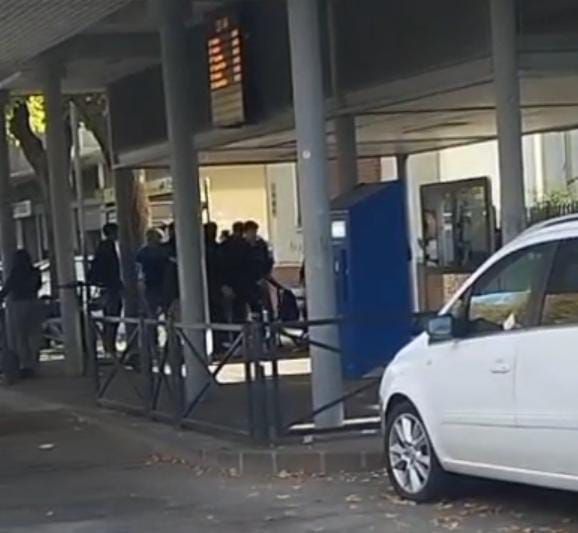 La foto dei tafferugli scattata da un passante_3745365