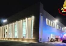 Fiamme in azienda di cosmetici di Marmirolo, danni contenuti grazie ai vigili del fuoco