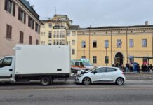 Tamponano un furgone, feriti due minorenni