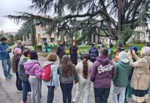 La 5 ^B della scuole primaria Pomponazzo alla cerimonia “Fiori sulle tombe” al cimitero monumentale