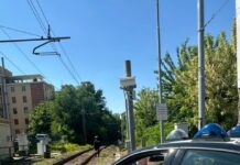 Danneggia con l’auto la sbarra del passaggio a livello e scappa