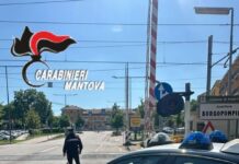 Abbatte una sbarra del passaggio a livello e se ne va: rintracciato e denunciato dai carabinieri