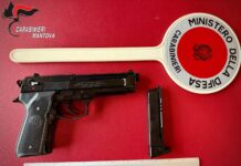 Va ai giardini di Porto Mantovano con una pistola giocattolo senza tappo rosso: 19enne denunciato dai Carabinieri