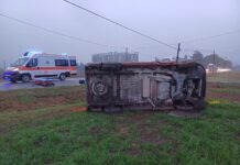 Perde il controllo del furgone e va fuori strada: 64enne in ospedale