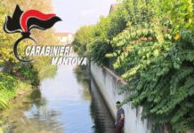 Minaccia la madre, si getta nel canale e aggredisce i carabinieri che lo hanno salvato