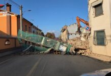 Casa in ristrutturazione e impalcatura crollano sulla provinciale a Casaletto. Strada interrotta ma nessuna persona coinvolta