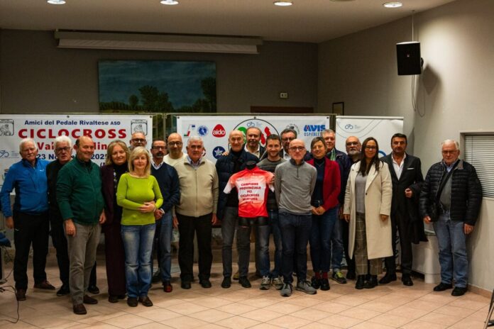 Foto di gruppo presentazione ciclocross_3772653 Foto di gruppo presentazione ciclocross_3772653