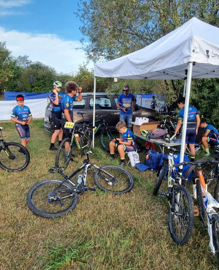 Gli atleti e il ds al gazebo del Chero Piping Team Sfrenati