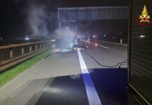 Auto in fiamme sull’A22