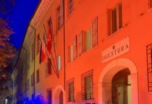 La Questura si illumina di arancione contro la violenza sulle donne