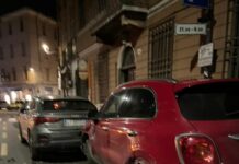 Furto e fuga a tutta velocità: due 19enni denunciati dalla Polizia dopo l’incidente in centro