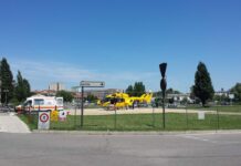 Precipita dal tetto per 5 metri. Grave operaio 49enne (in nero)