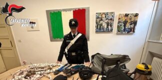 Ladro acrobata imprigionato in un negozio. “Liberato” da vigili del fuoco e Carabinieri