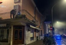 Incendio in una casa a Ostiglia, carabiniere salva una 85enne intrappolata tra fumo e fiamme