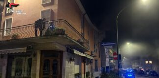 Incendio in una casa a Ostiglia, carabiniere salva una 85enne intrappolata tra fumo e fiamme