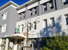 Occulta la madre morta e si veste da donna per la pensione