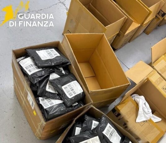 Castiglione delle Stiviere, maxi sequestro di abbigliamento contraffatto: 82 mila pezzi e 350 mila euro di giro d’affari