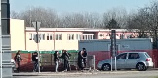 Rissa fra studenti stranieri alla fermata dell’autobus