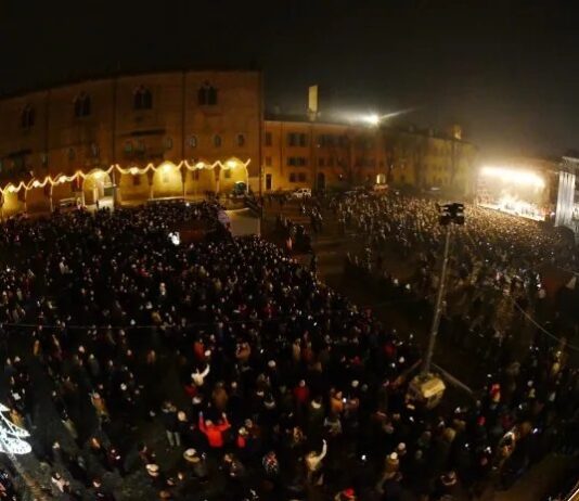 Capodanno in piazza: brindisi vietati (anche analcolici), e 150 euro di multa a chi fa esplodere botti e petardi