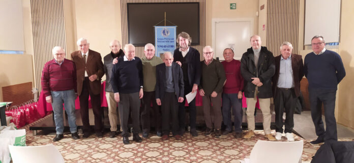 Il nuovo gruppo dirigente con alcuni soci_3810850