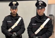 Cerca di entrare in casa della ex armato di coltelli: 50enne bloccato col taser e arrestato dai carabinieri